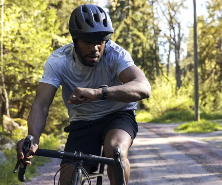 cycliste avec sa montre connectée